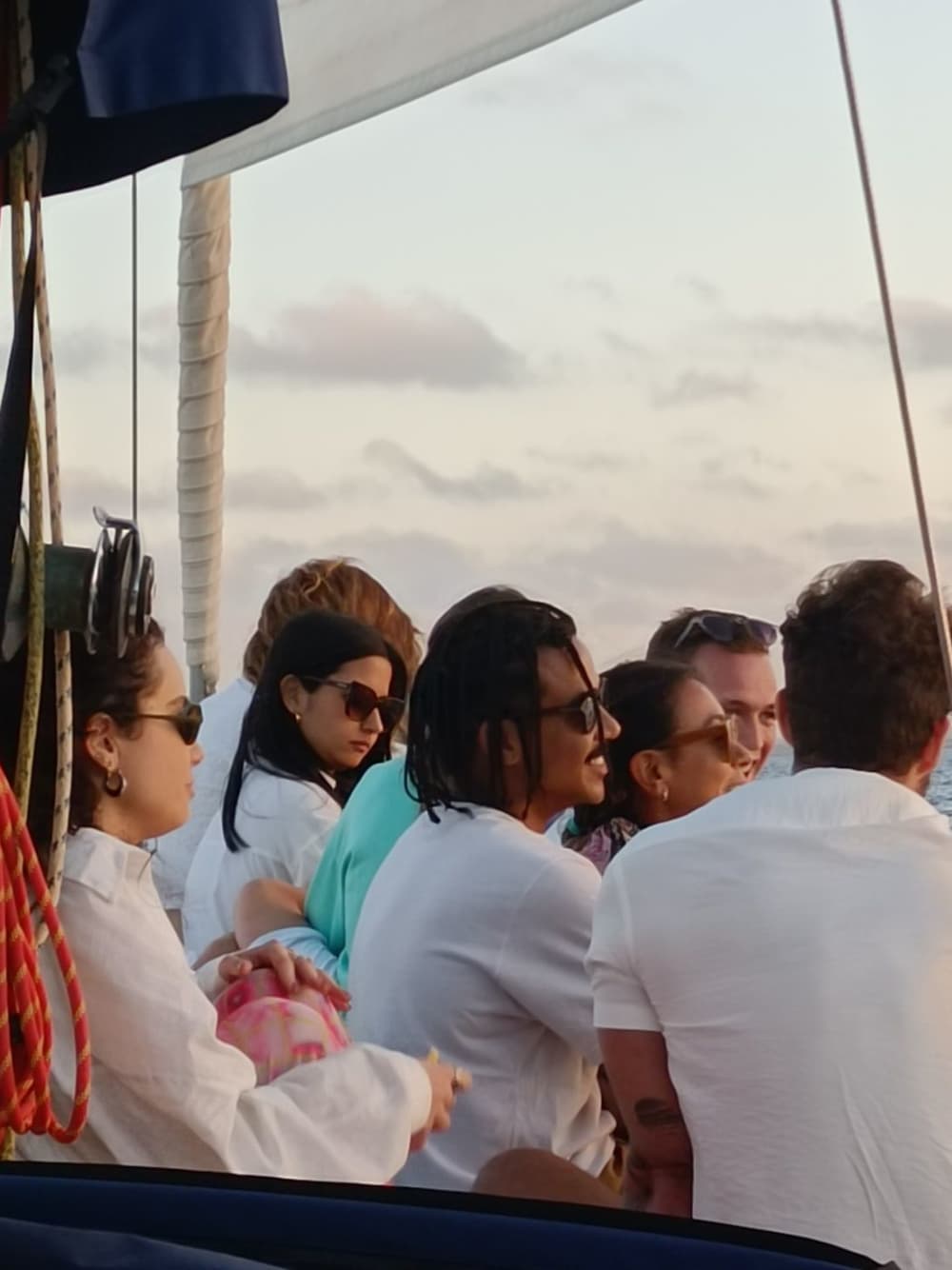 Fuga di 2 ore a Barcellona – Ampia barca a vela con bevande, cava e snack