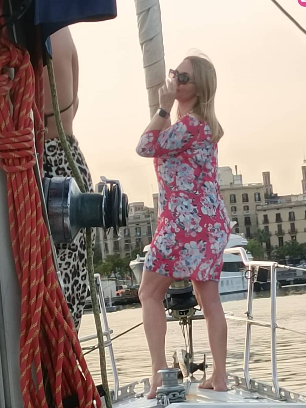 Fuga di 2 ore a Barcellona – Ampia barca a vela con bevande, cava e snack