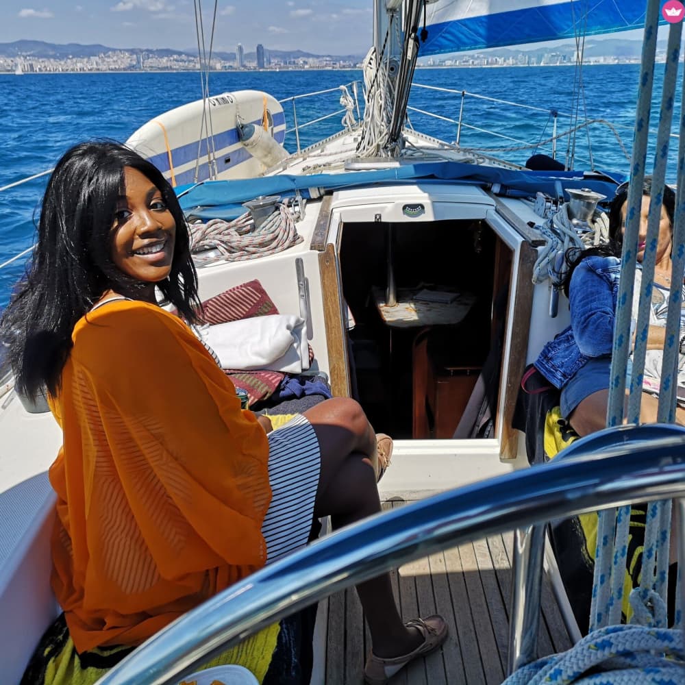 Fuga di 2 ore a Barcellona – Ampia barca a vela con bevande, cava e snack