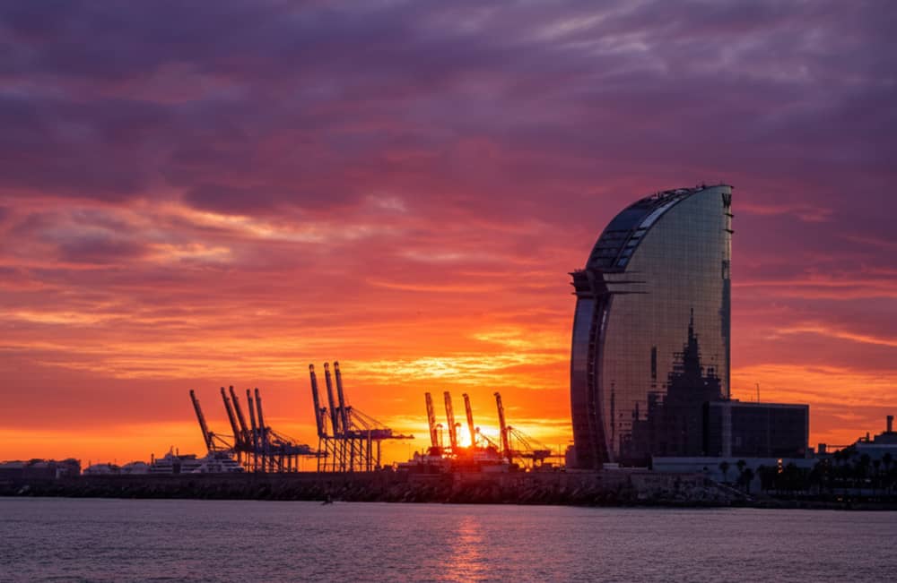 Fuga di 2 ore a Barcellona – Ampia barca a vela con bevande, cava e snack