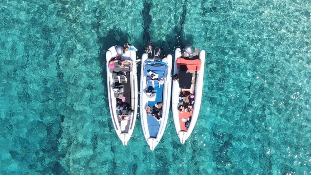 Une journée autour de Patmos : Profitez de 9 heures de découverte en bateau à moteur