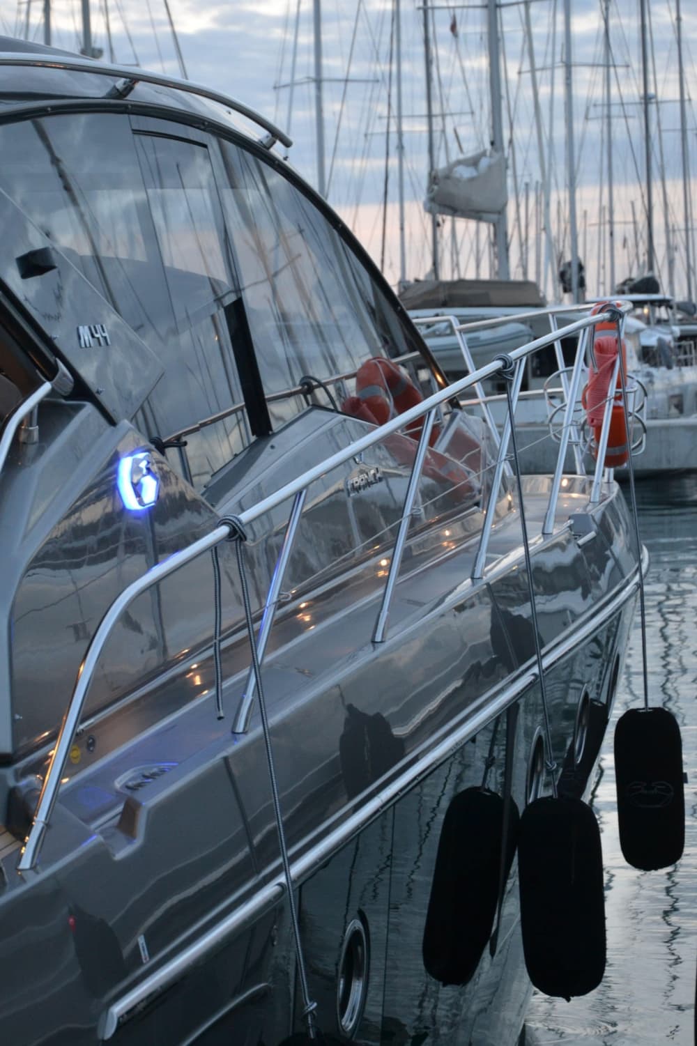 Sofisticación en alta mar: Descubra Sukošan en un yate a motor de lujo.