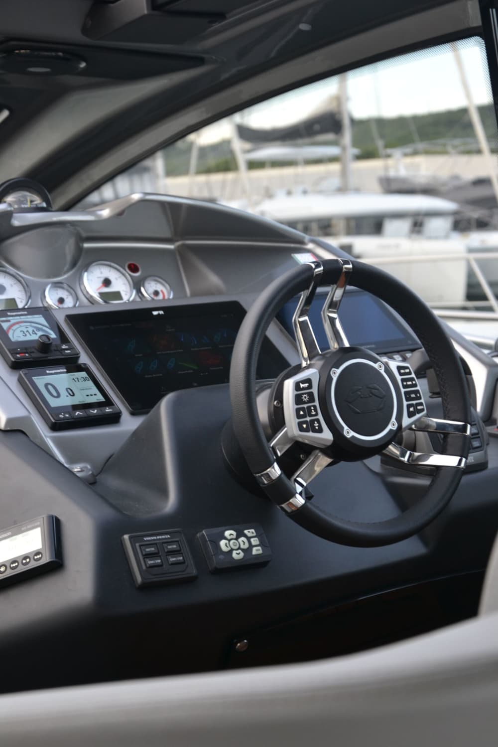 Sofisticación en alta mar: Descubra Sukošan en un yate a motor de lujo.