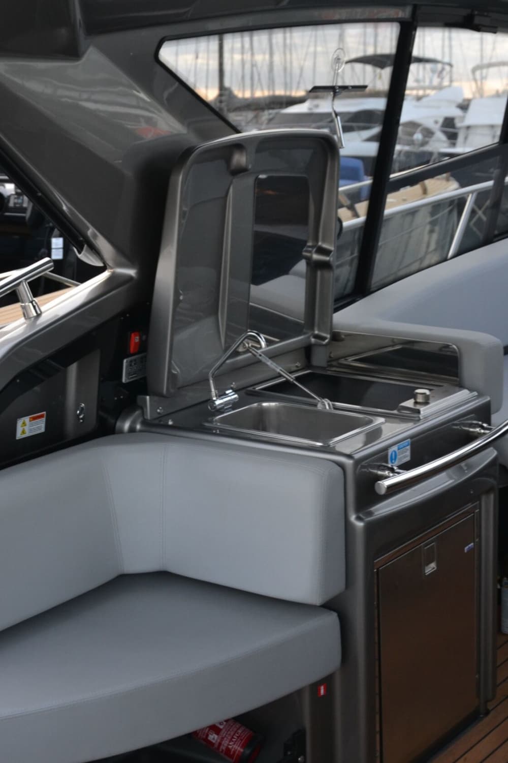 Sofisticación en alta mar: Descubra Sukošan en un yate a motor de lujo.