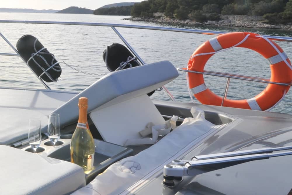 Sofisticación en alta mar: Descubra Sukošan en un yate a motor de lujo.