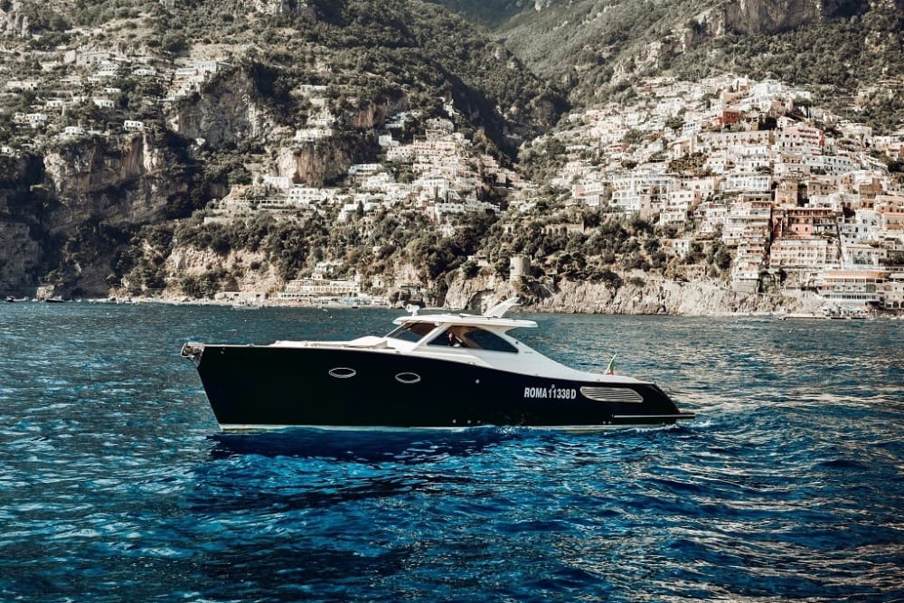 Una giornata nei dintorni di Vico Equense: goditi 7 ore di esplorazione a bordo di un motoscafo.