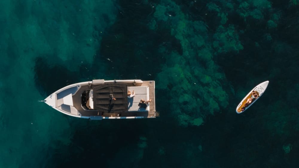 Goditi 8 ore a bordo di un motoscafo per esplorare Palma di Maiorca.