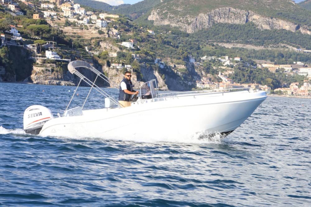 Día completo desde Amalfi: baño en los farallones, cuevas y almuerzo con vistas al mar.