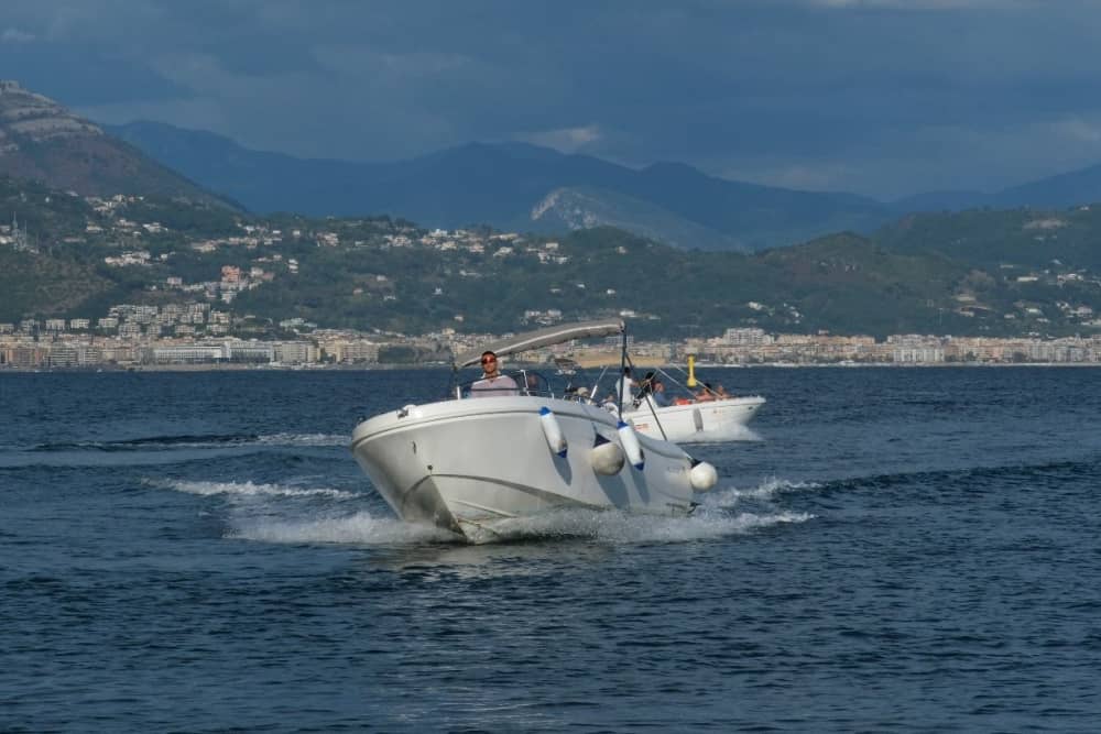 Día completo desde Amalfi: baño en los farallones, cuevas y almuerzo con vistas al mar.