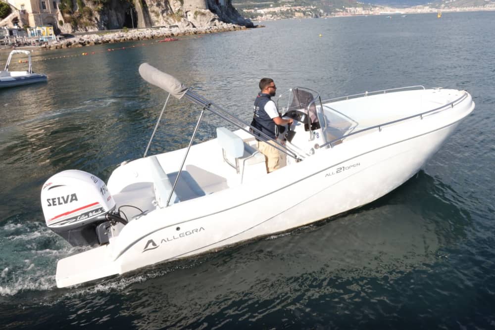 Día completo desde Amalfi: baño en los farallones, cuevas y almuerzo con vistas al mar.