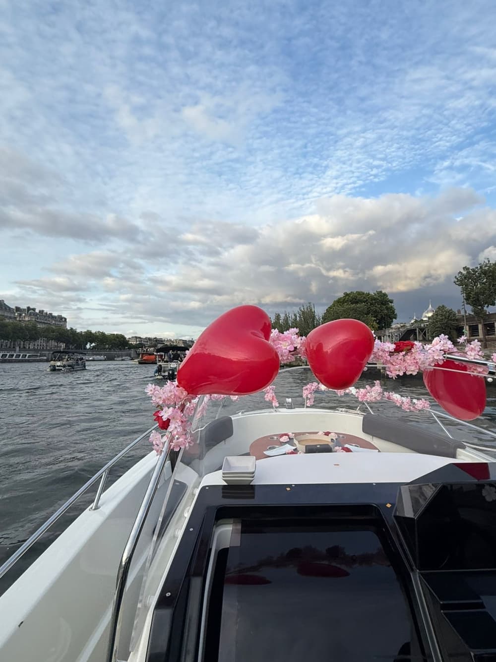 „Tak” nad Sekwaną: niezapomniane oświadczyny