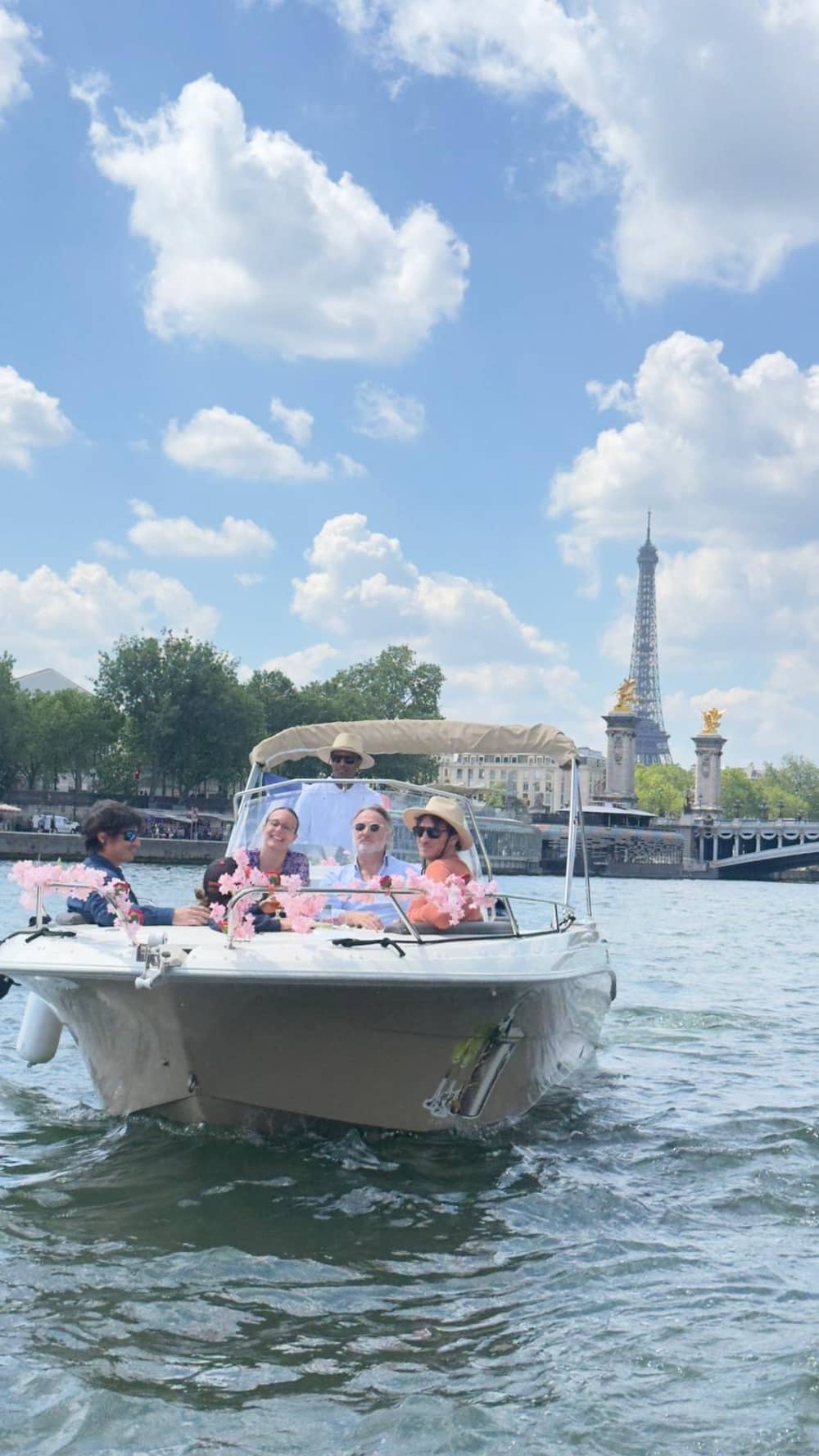 Un “oui” sur la Seine : demande en mariage inoubliable