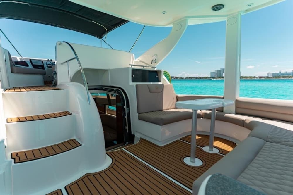 Le luxe réinventé à Cancún : une journée inoubliable sur un yacht à moteur