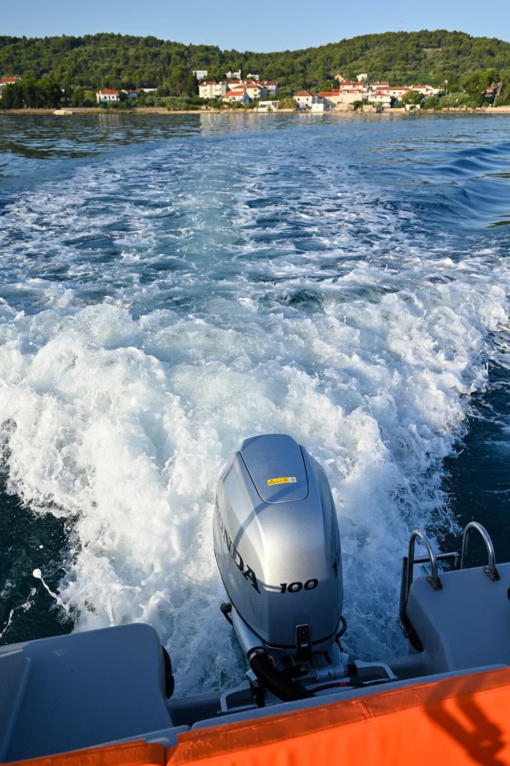 Tu día en Pašman: Alquila una lancha motora para 9 horas de descubrimiento.