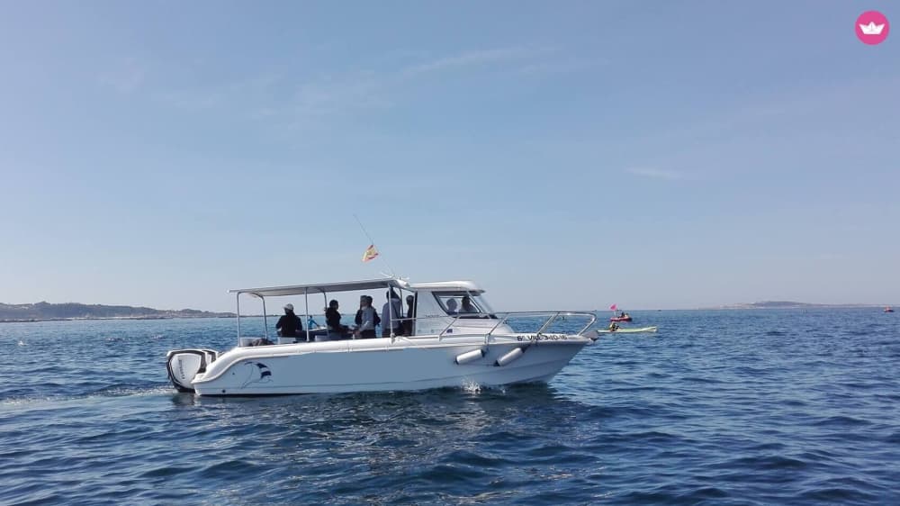 Take a half-day to relax on a motorboat in Vilagarcía de Arousa