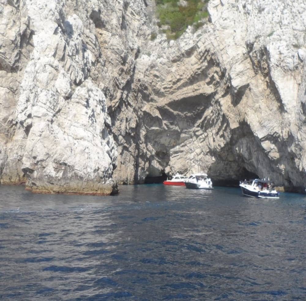 Gita privata in motoscafo intorno a Sorrento