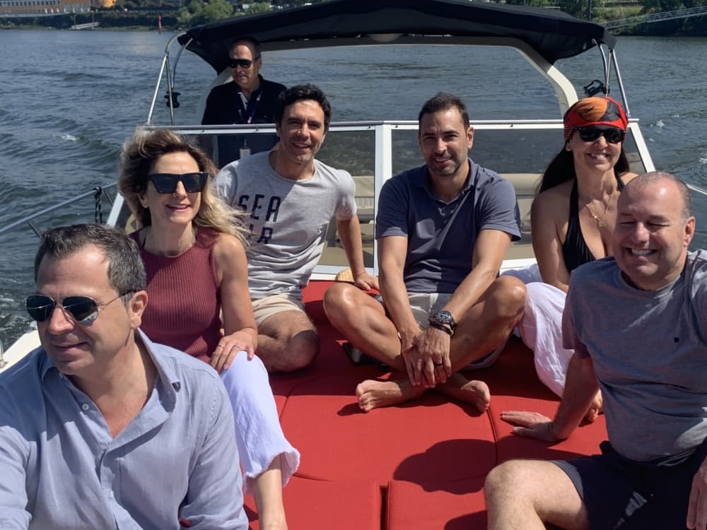 Noleggia una barca a motore per 4 ore e mezza di divertimento.