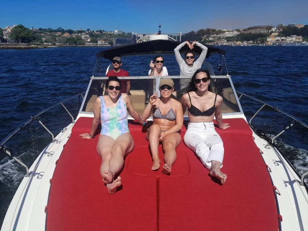 Noleggia una barca a motore per 4 ore e mezza di divertimento.