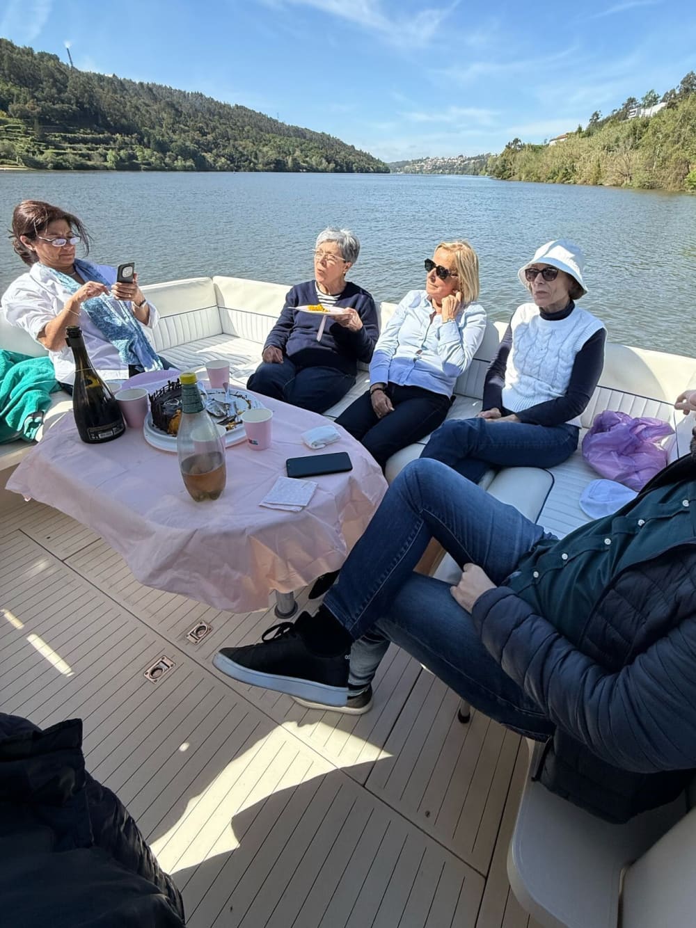 Noleggia una barca a motore per 4 ore e mezza di divertimento.