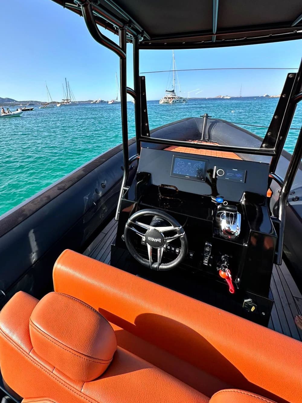 Tu día en Porto Rotondo: Alquila una lancha motora para un día completo de descubrimiento.