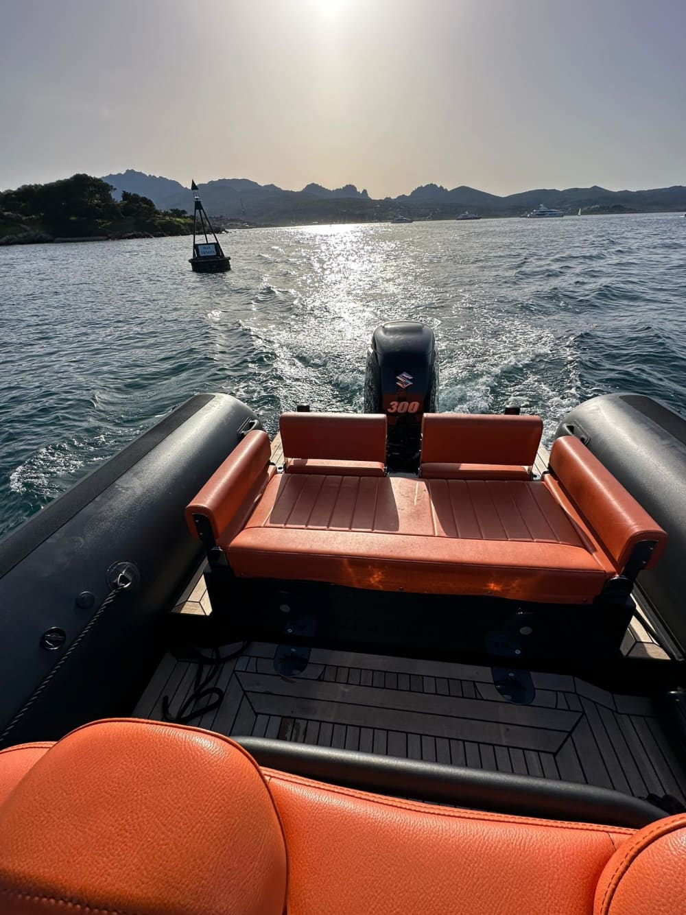 Tu día en Porto Rotondo: Alquila una lancha motora para un día completo de descubrimiento.