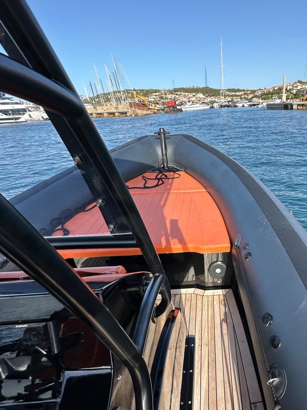 Your day in Porto Rotondo: Rent a motorboat for a full day of discovery
