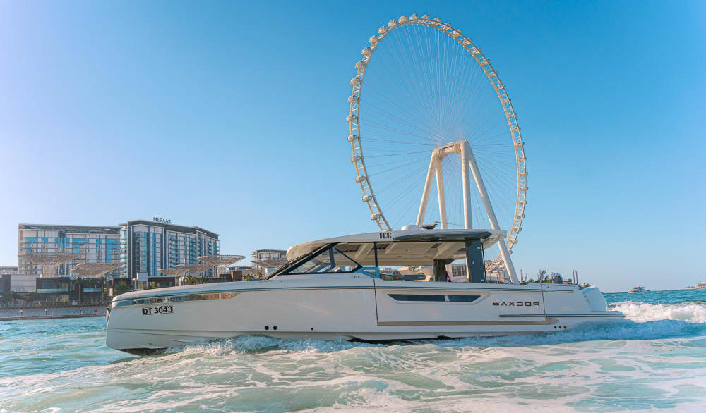Dubai entdecken: Ein sonniger Tag auf einem Motorboot