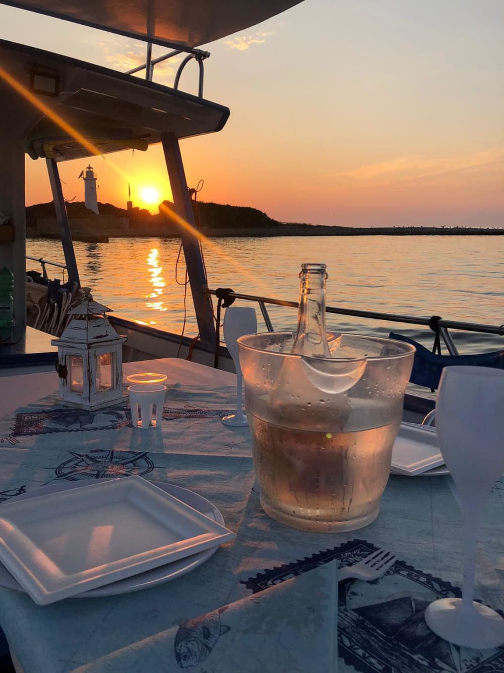 Scopri le coste di Castellabate: un'escursione di un'intera giornata a bordo di un motoscafo.