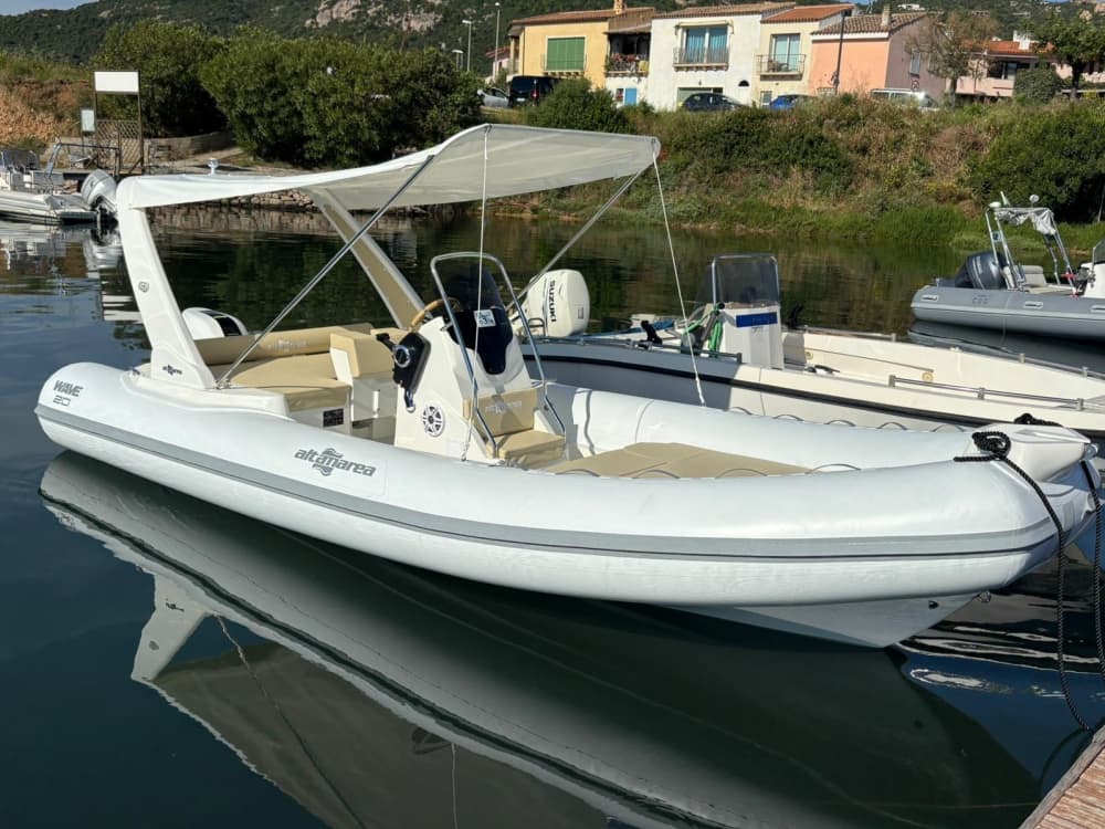 Geniet van 9 uur op een motorboot om Cannigione te verkennen.