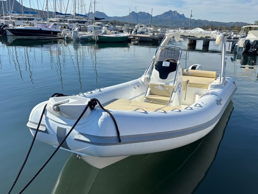 Enjoy 9h on a motorboat to explore Cannigione