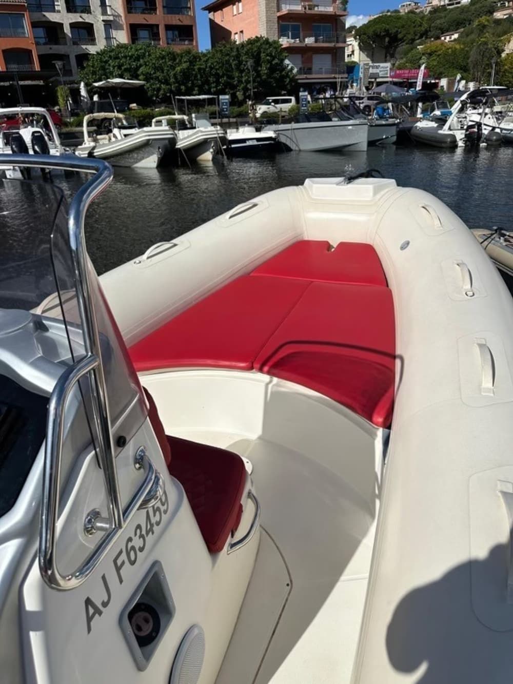 Meer, Liebe & Sonne: Ein Tag voller Emotionen auf einem Motorboot