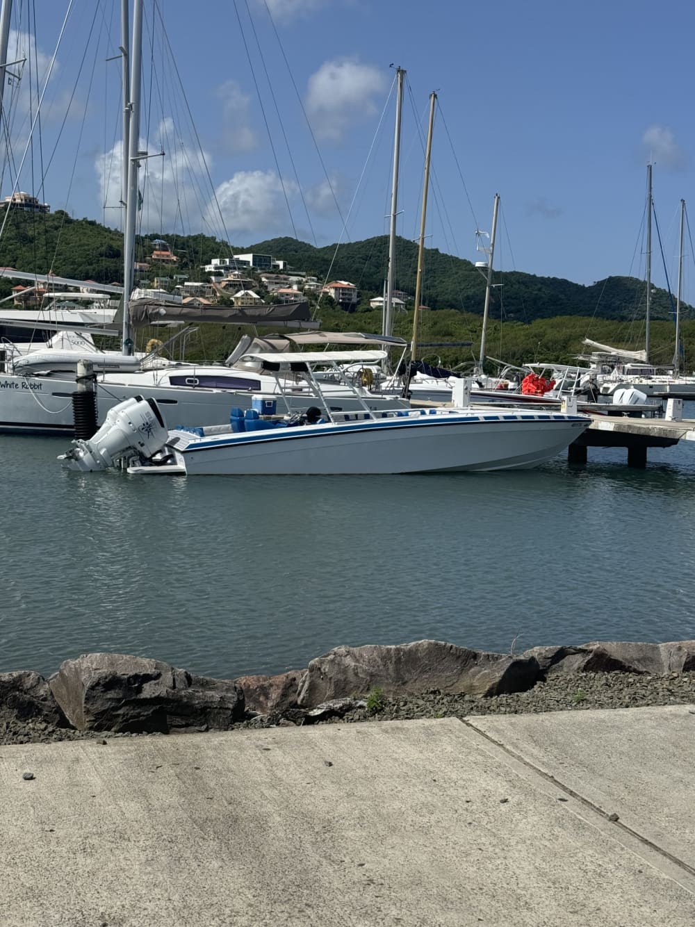 Entdecken Sie die Küste von Gros Islet: Ein kompletter Tagesausflug an Bord eines Motorboots