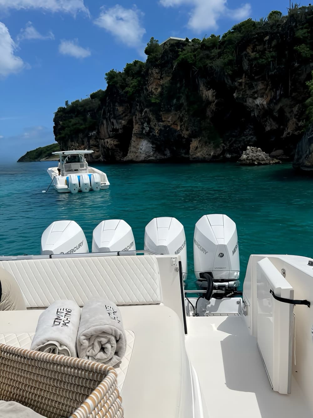 Scopri Marigot con un'escursione in motoscafo di un'intera giornata.