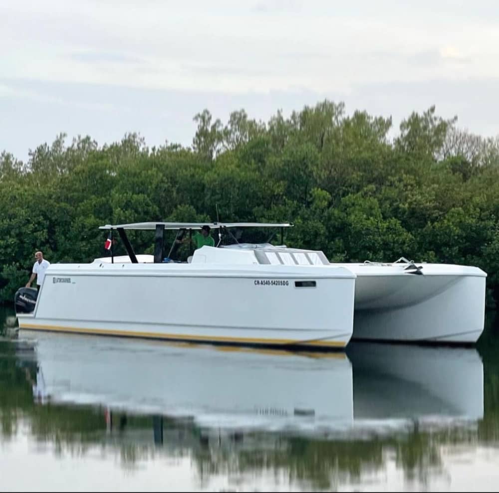 Lo mejor de La Romana está en el agua: Disfrute de un día completo privado en un catamarán.