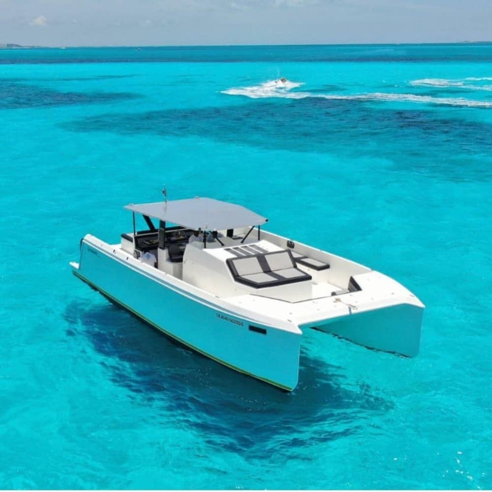 Lo mejor de La Romana está en el agua: Disfrute de un día completo privado en un catamarán.