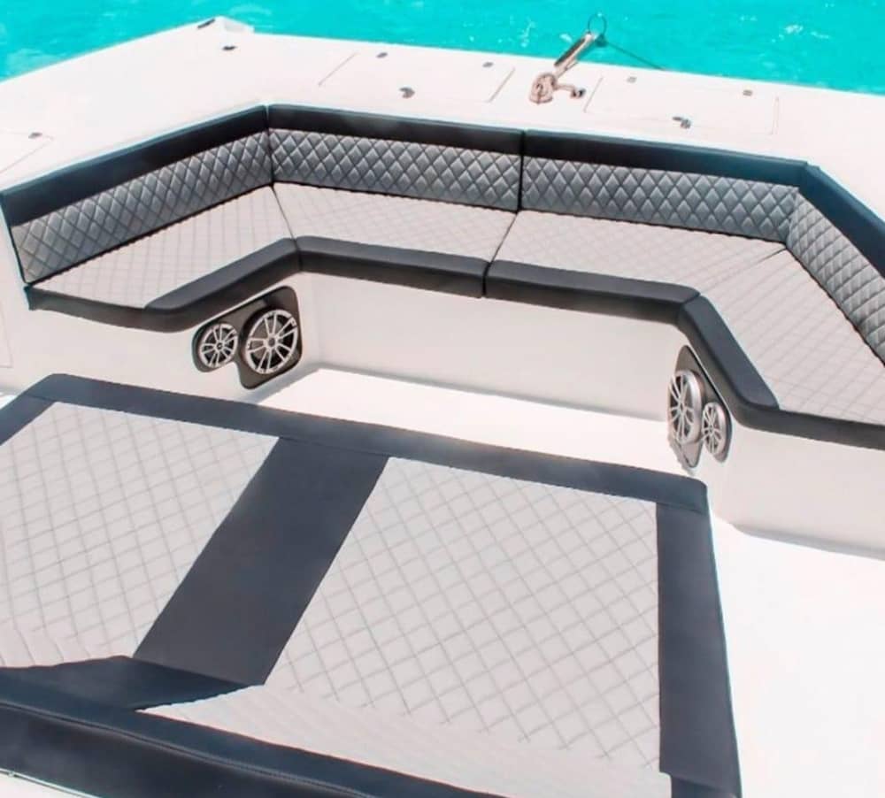 Lo mejor de La Romana está en el agua: Disfrute de un día completo privado en un catamarán.