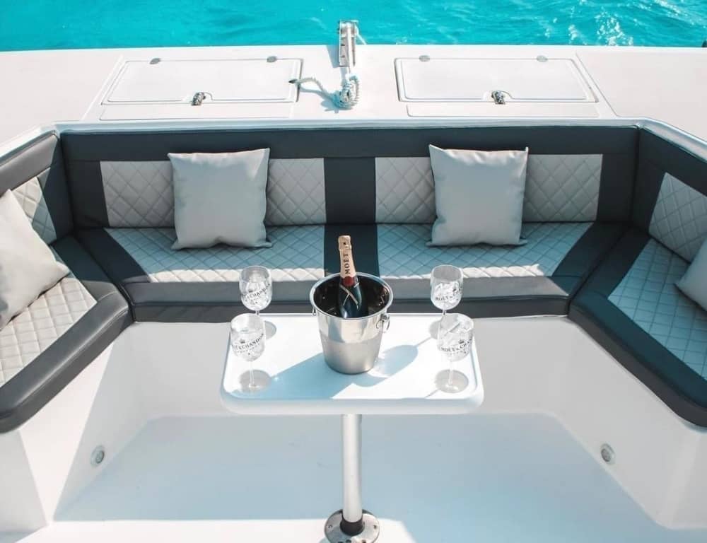 Lo mejor de La Romana está en el agua: Disfrute de un día completo privado en un catamarán.