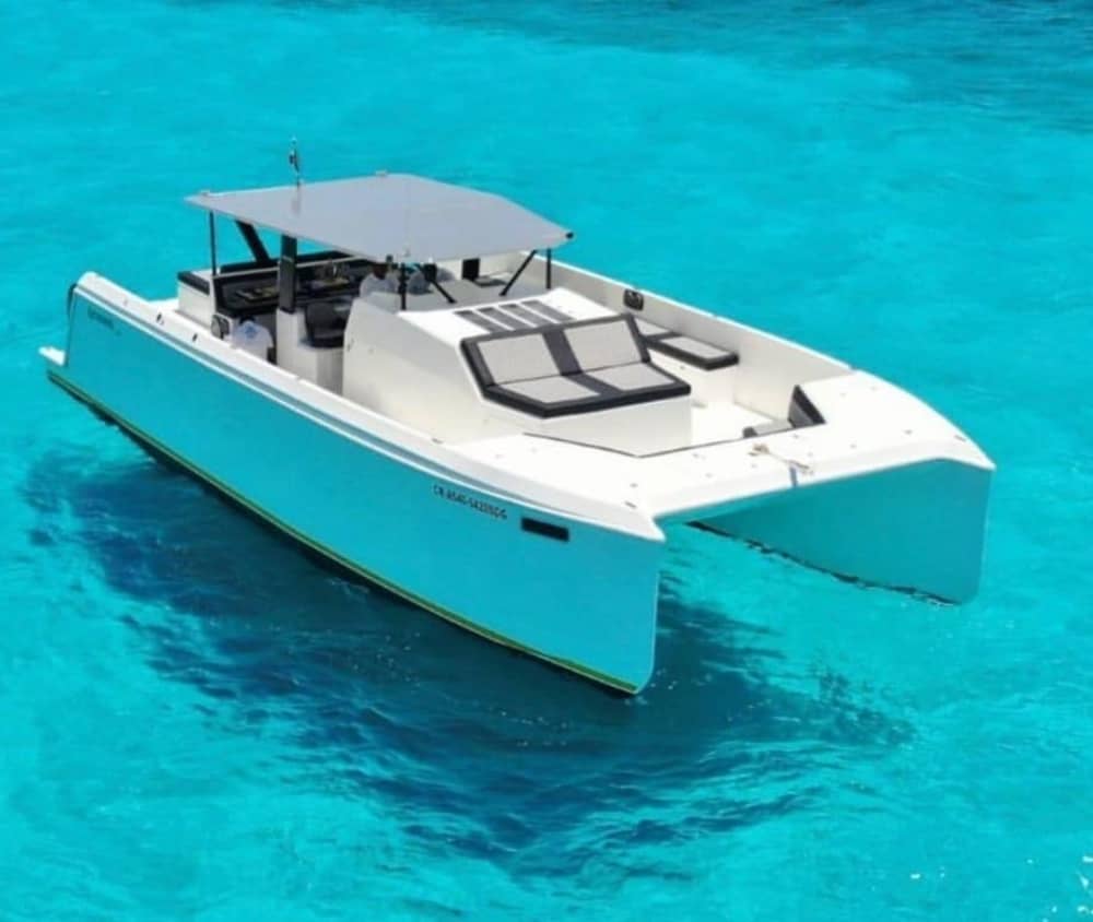 Lo mejor de La Romana está en el agua: Disfrute de un día completo privado en un catamarán.