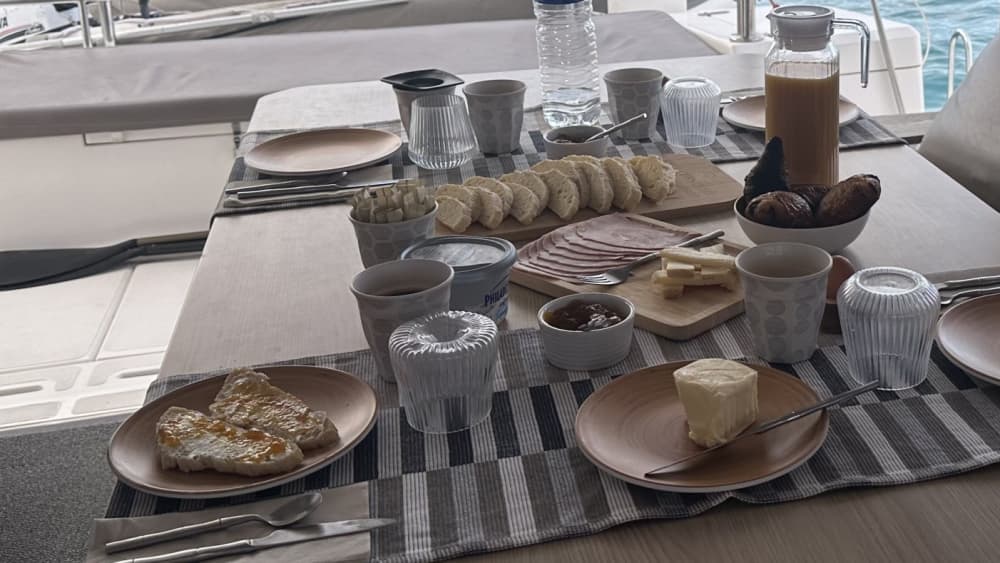 Exclusive Tintamarre - Night at anchor