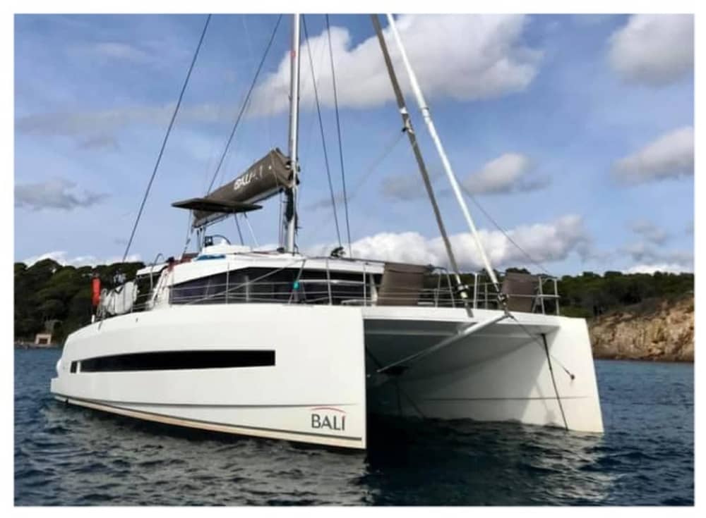 Exclusive Tintamarre - Night at anchor