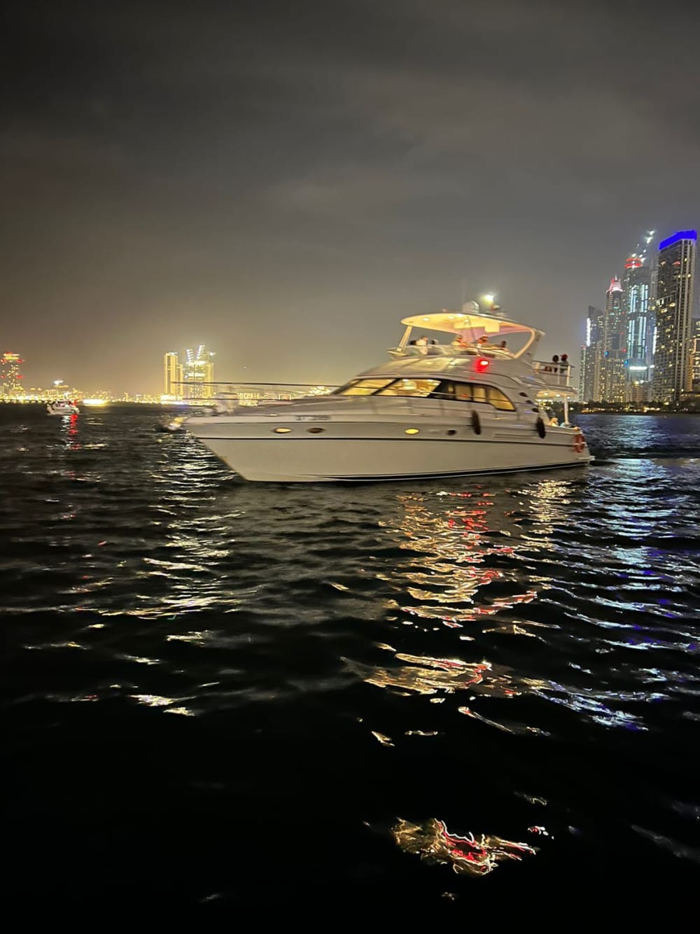 Denizde zarafet: Lüks bir motor yatla Dubai'yi keşfedin.
