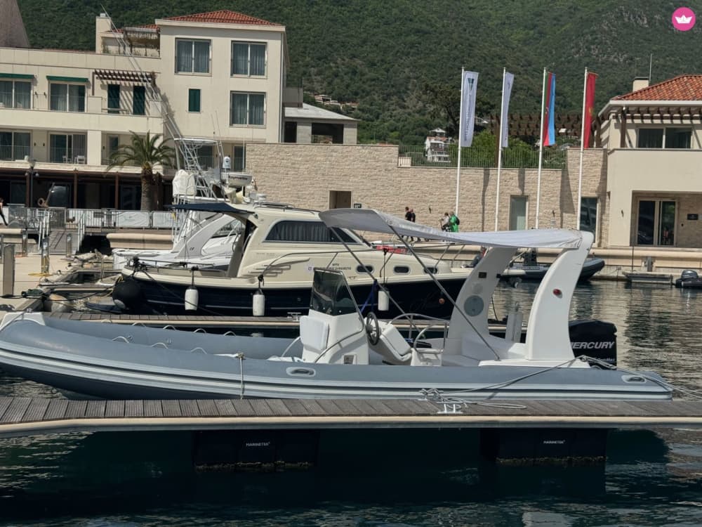 Tour privato in barca a Tivat e nel Mar Adriatico (8 ore)