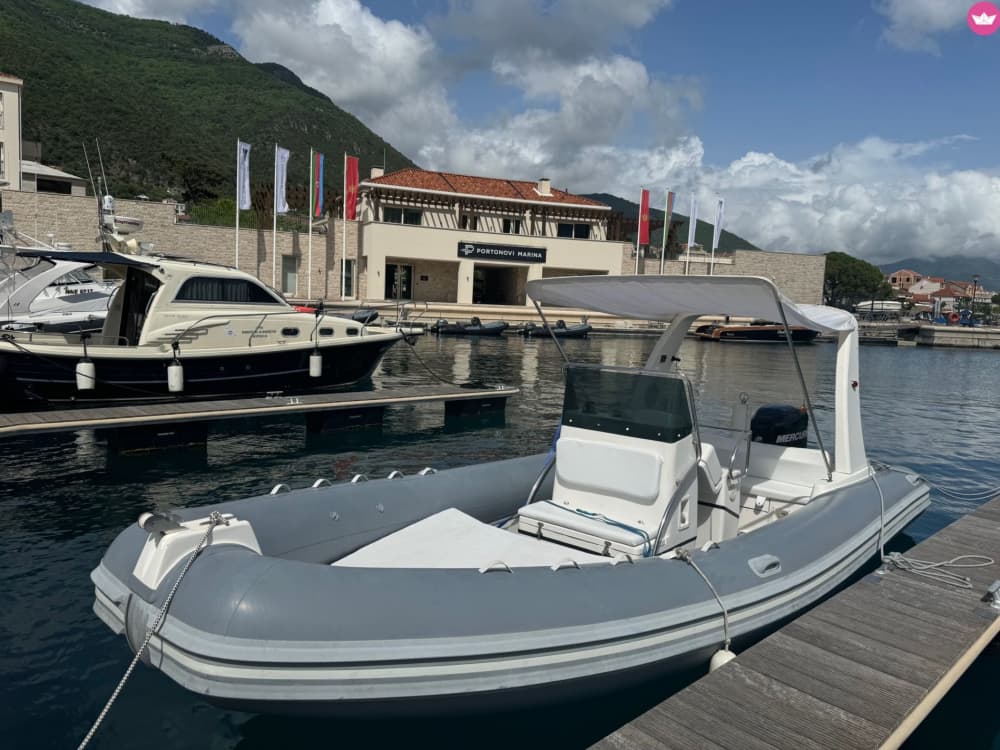 Tour privato in barca a Tivat e nel Mar Adriatico (8 ore)