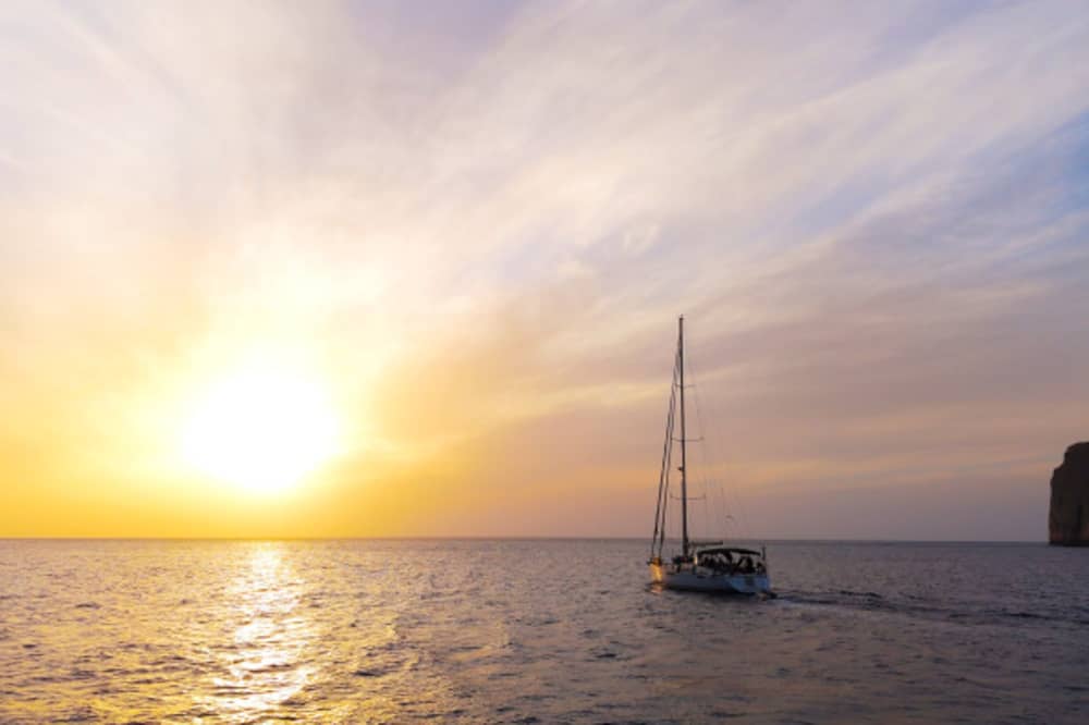 Ιδιωτική πολυτελής ιστιοπλοΐα γύρω από τη Μήλο: Κλέφτικο, Πολύαιγος, Σαρακήνικο και πολλά άλλα!