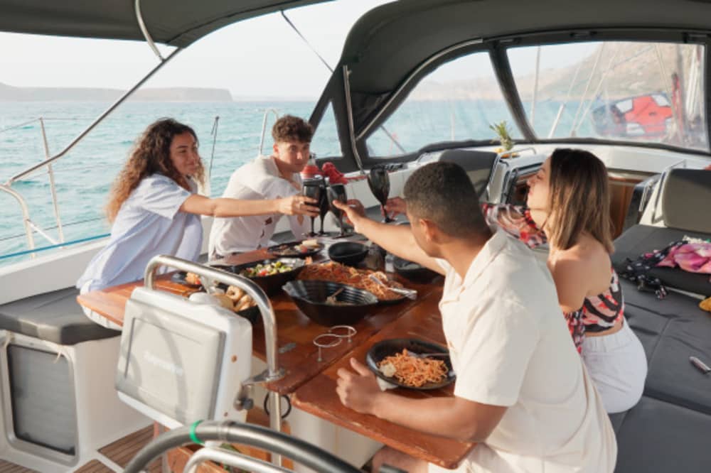 Ιδιωτική πολυτελής ιστιοπλοΐα γύρω από τη Μήλο: Κλέφτικο, Πολύαιγος, Σαρακήνικο και πολλά άλλα!