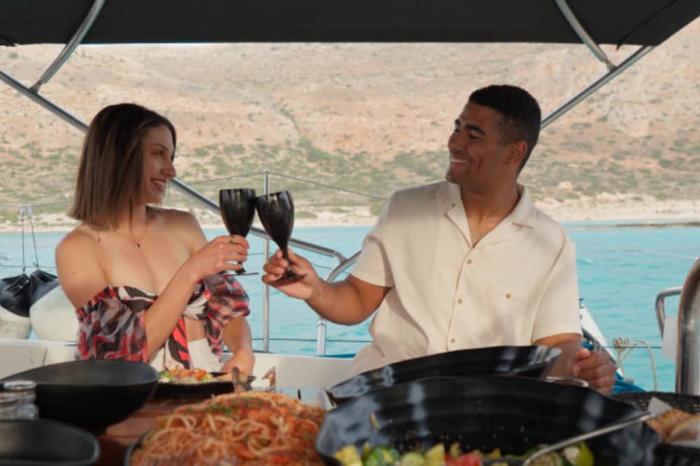 Ιδιωτική πολυτελής ιστιοπλοΐα γύρω από τη Μήλο: Κλέφτικο, Πολύαιγος, Σαρακήνικο και πολλά άλλα!