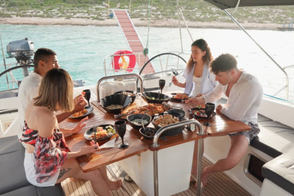 Ιδιωτική πολυτελής ιστιοπλοΐα γύρω από τη Μήλο: Κλέφτικο, Πολύαιγος, Σαρακήνικο και πολλά άλλα!