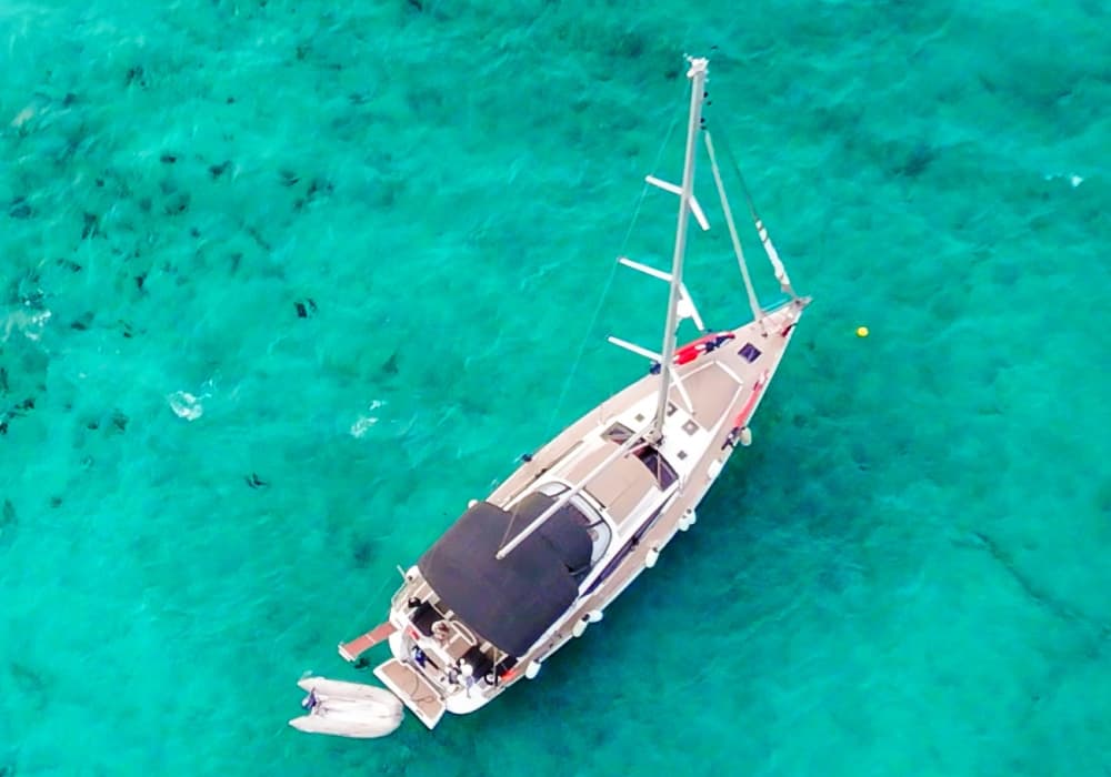 Ιδιωτική πολυτελής ιστιοπλοΐα γύρω από τη Μήλο: Κλέφτικο, Πολύαιγος, Σαρακήνικο και πολλά άλλα!