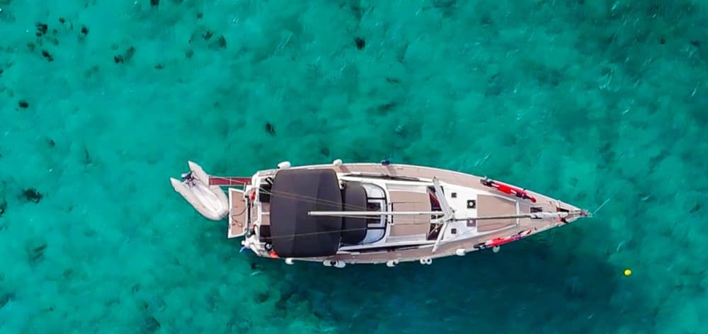 Ιδιωτική πολυτελής ιστιοπλοΐα γύρω από τη Μήλο: Κλέφτικο, Πολύαιγος, Σαρακήνικο και πολλά άλλα!