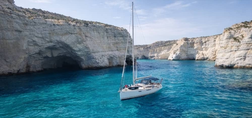 Ιδιωτική πολυτελής ιστιοπλοΐα γύρω από τη Μήλο: Κλέφτικο, Πολύαιγος, Σαρακήνικο και πολλά άλλα!